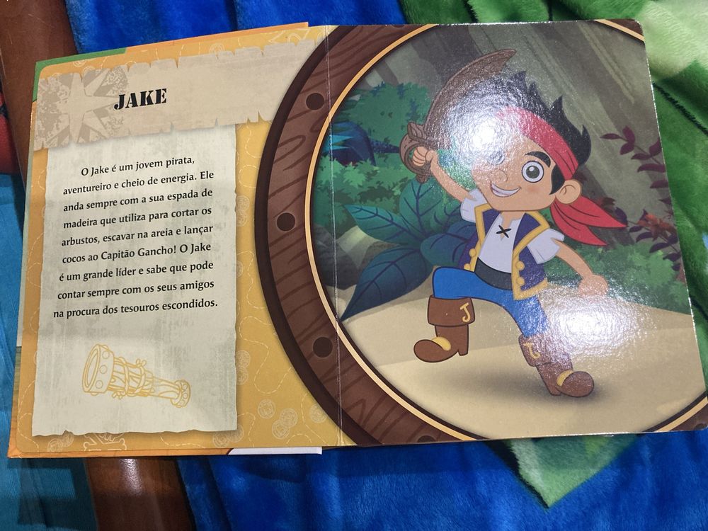 Livro com figuras jake da terra do nunca