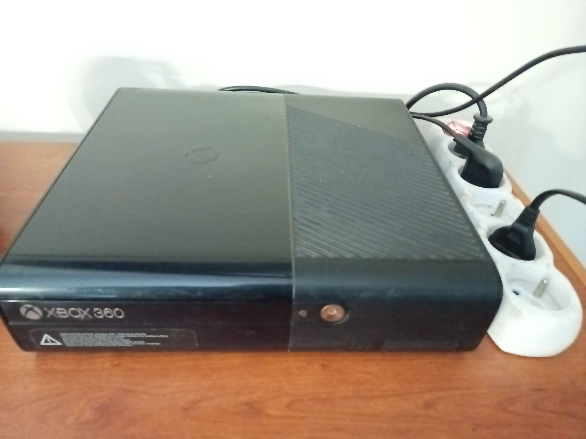 Xbox 360 z dwoma kontrolerami i Kinectem + gry