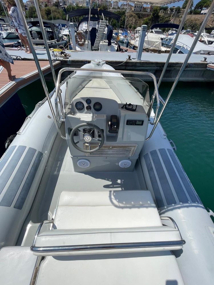 Joker Boat 650 Plus - 6,80m motor Yamaha 150cv