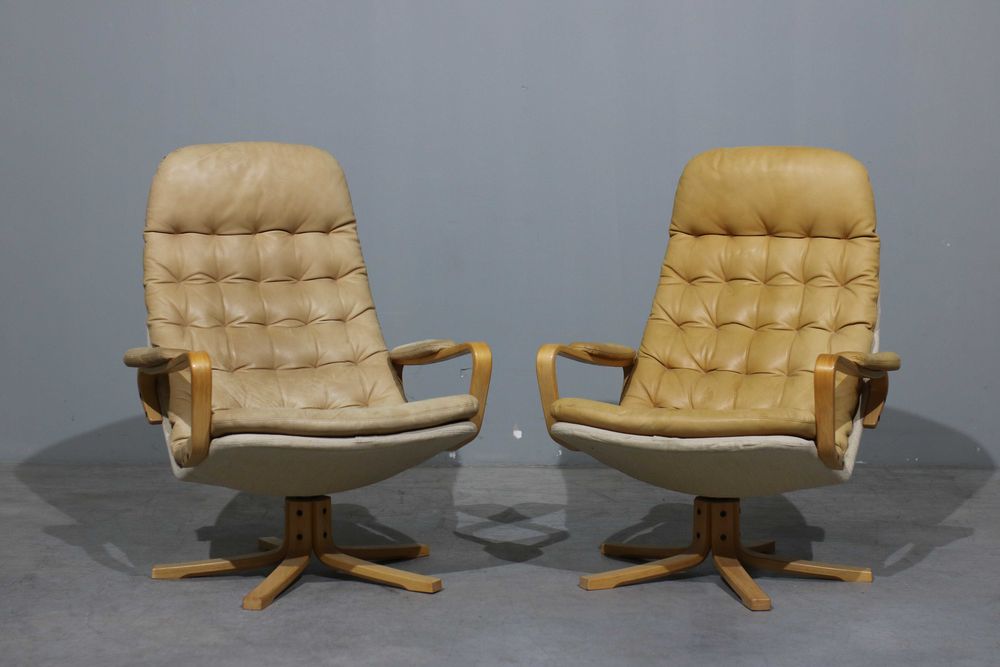 Par de poltronas Sam Larsson modelo Mona em faia e couro