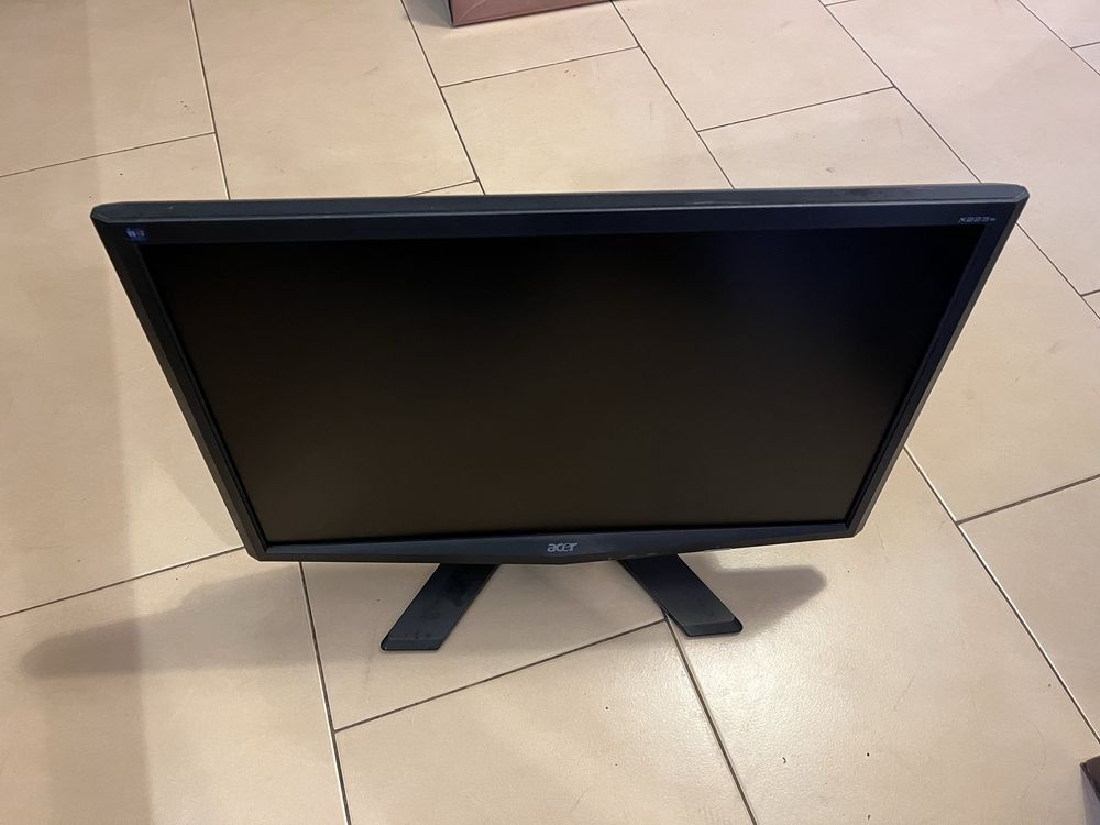 Uszkodzony monitor LCD 22 cale.