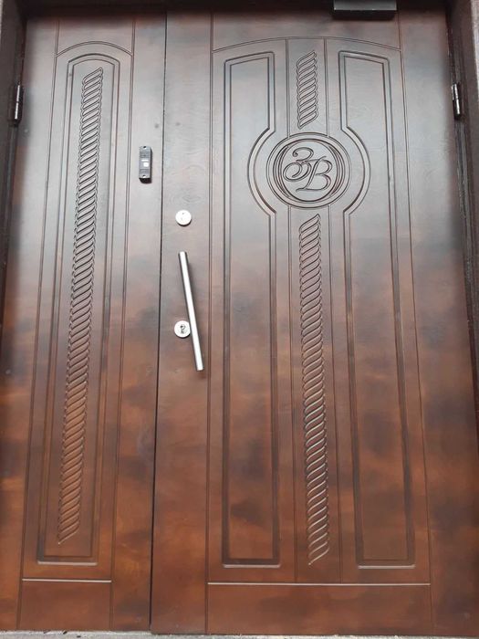 Вхідні металеві двері .