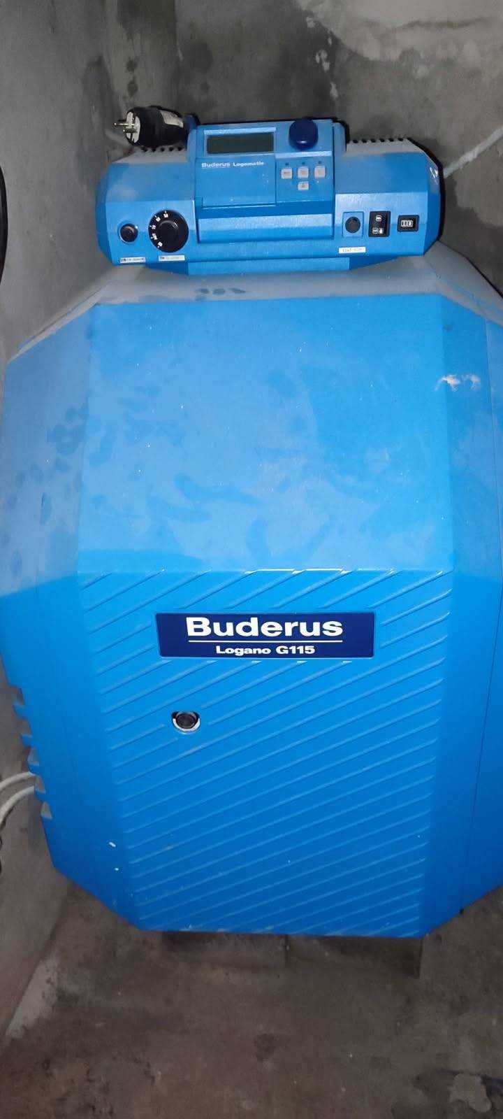 Piec olejowy marki Buderus.