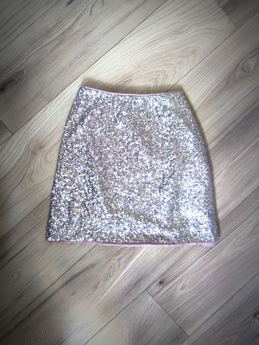 Piękna cekinowa spódnica