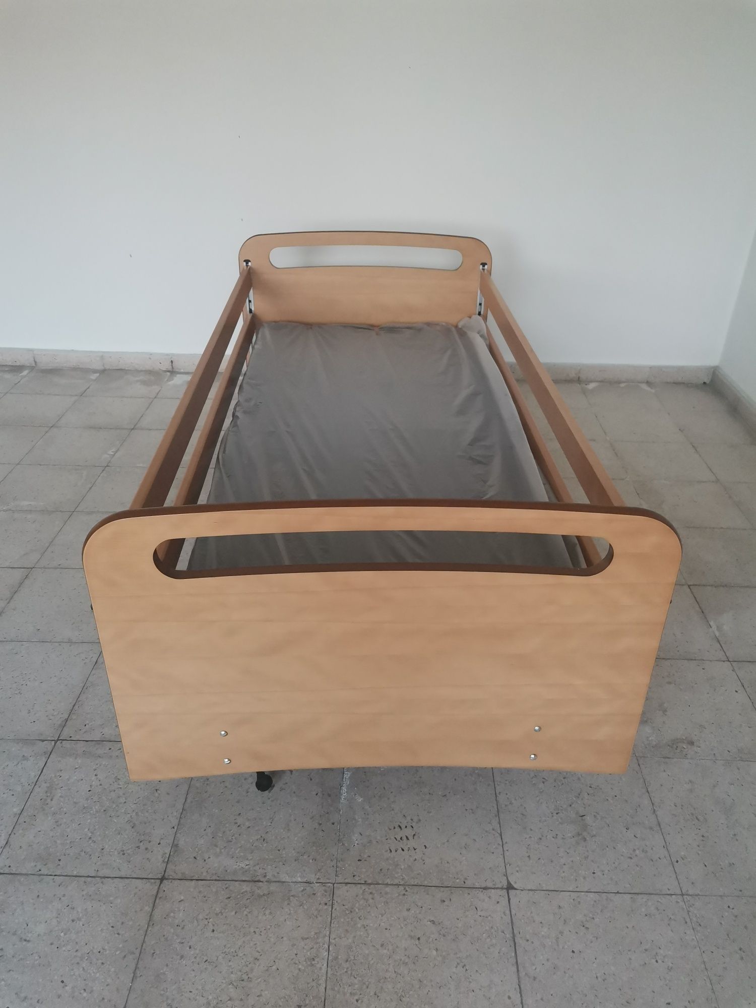 Cama eléctrica com colchão incluído. NOVA A ESTREAR