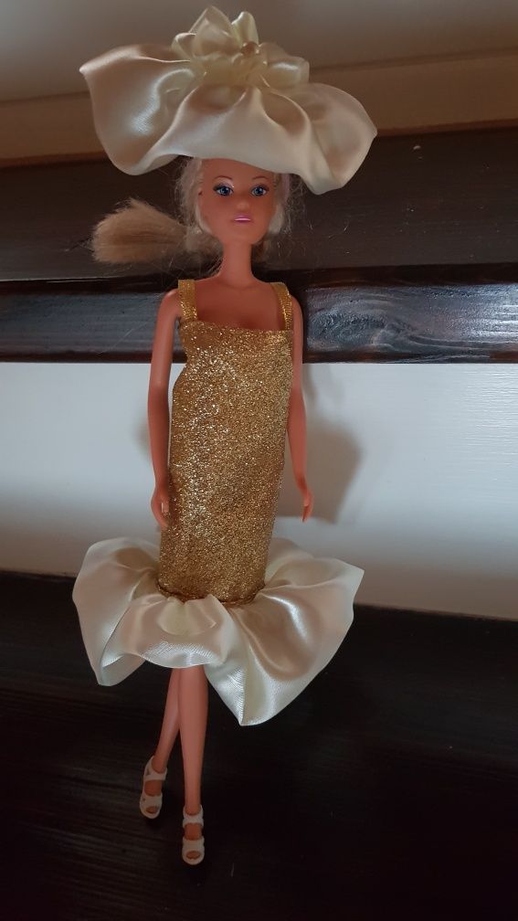 Продам платья на куклу Барби