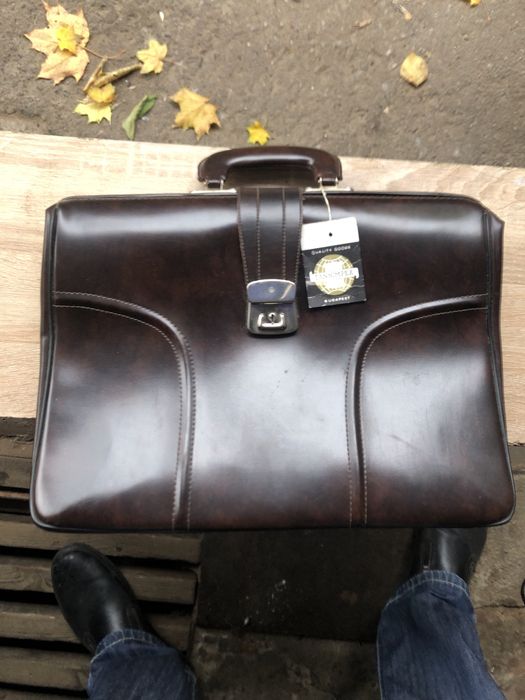 Продам портфель новый коричневый