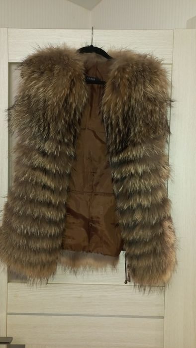 Меховая желетка енот