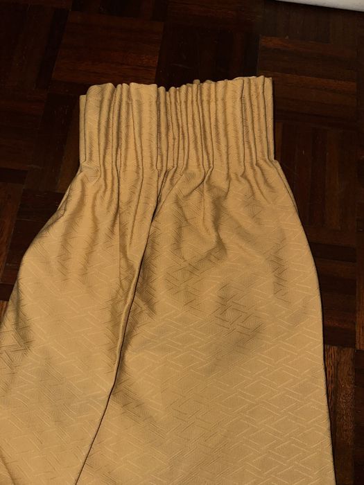 Conjunto 2 cortinas tecido opaco amarelo escuro