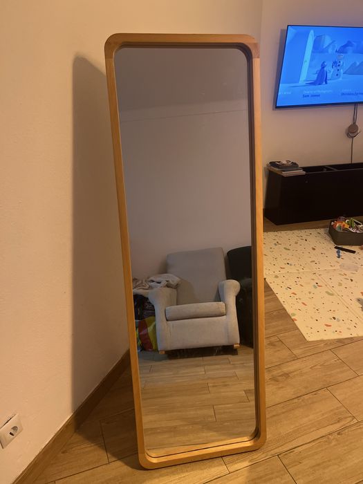 Espelho com moldura em madeira cor carvalho