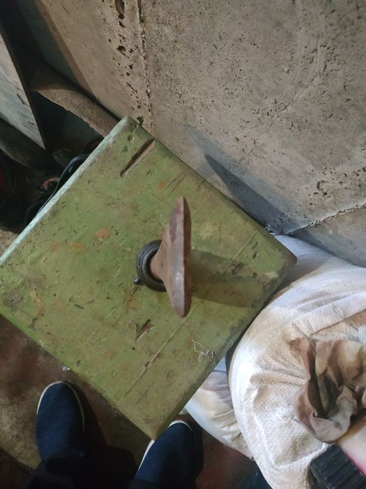 Зубило с пружиной б/у к отбойному молотку