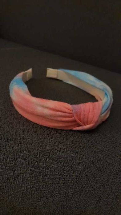 Opaska do włosów w różowo-niebieski wzór tie-dye.