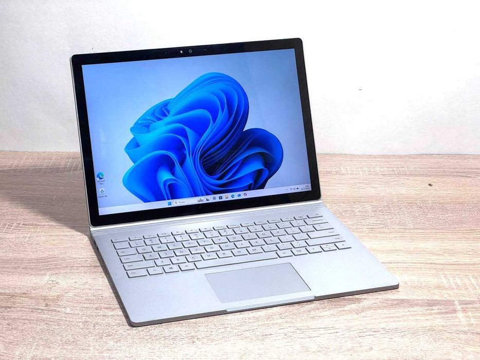 Surface Book • i5 • Nvidia 1Gb • 8GB RAM • 256GB SSD • Win 11 Pro •