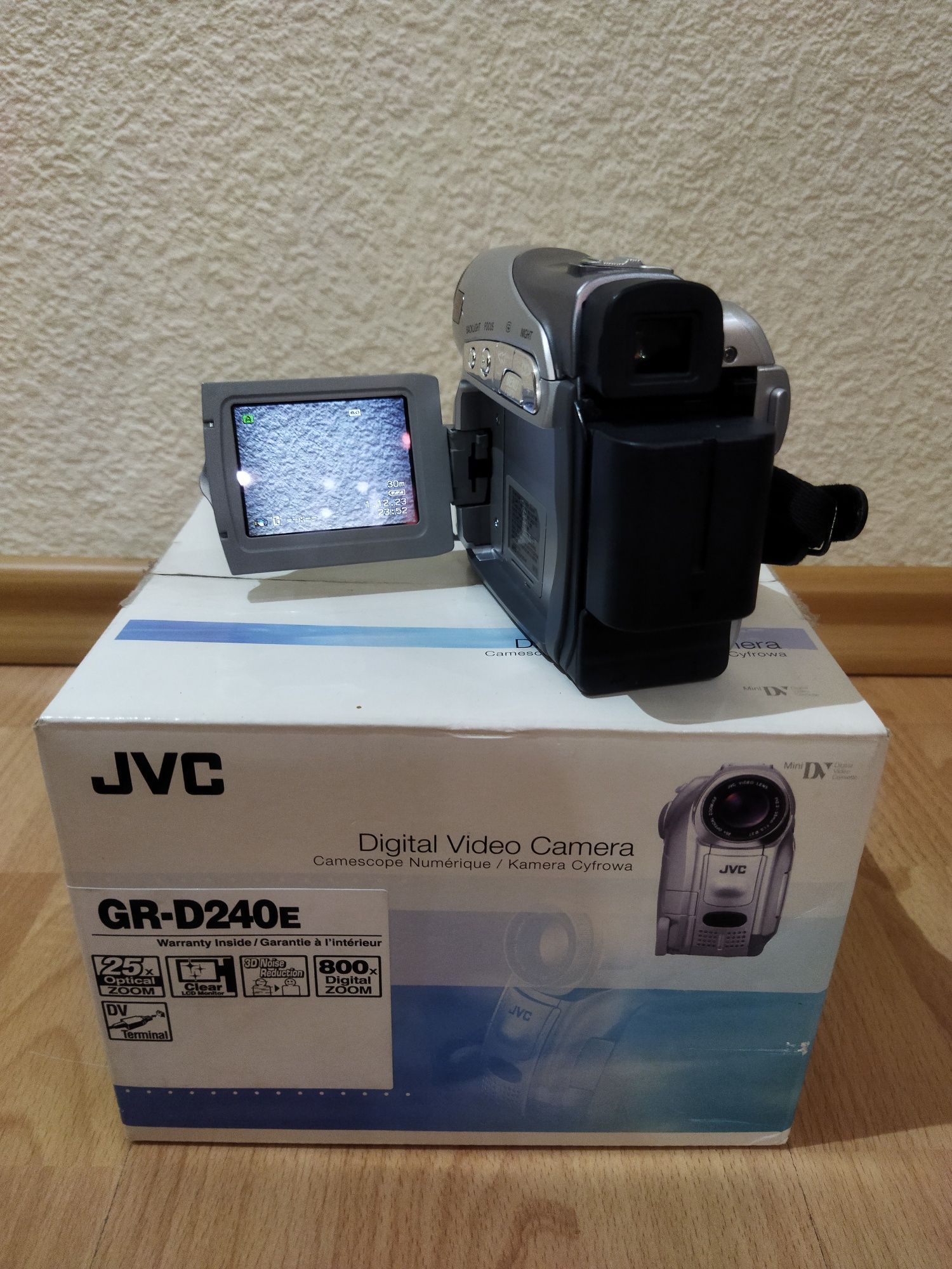 Відеокамера JVC GR-D240E