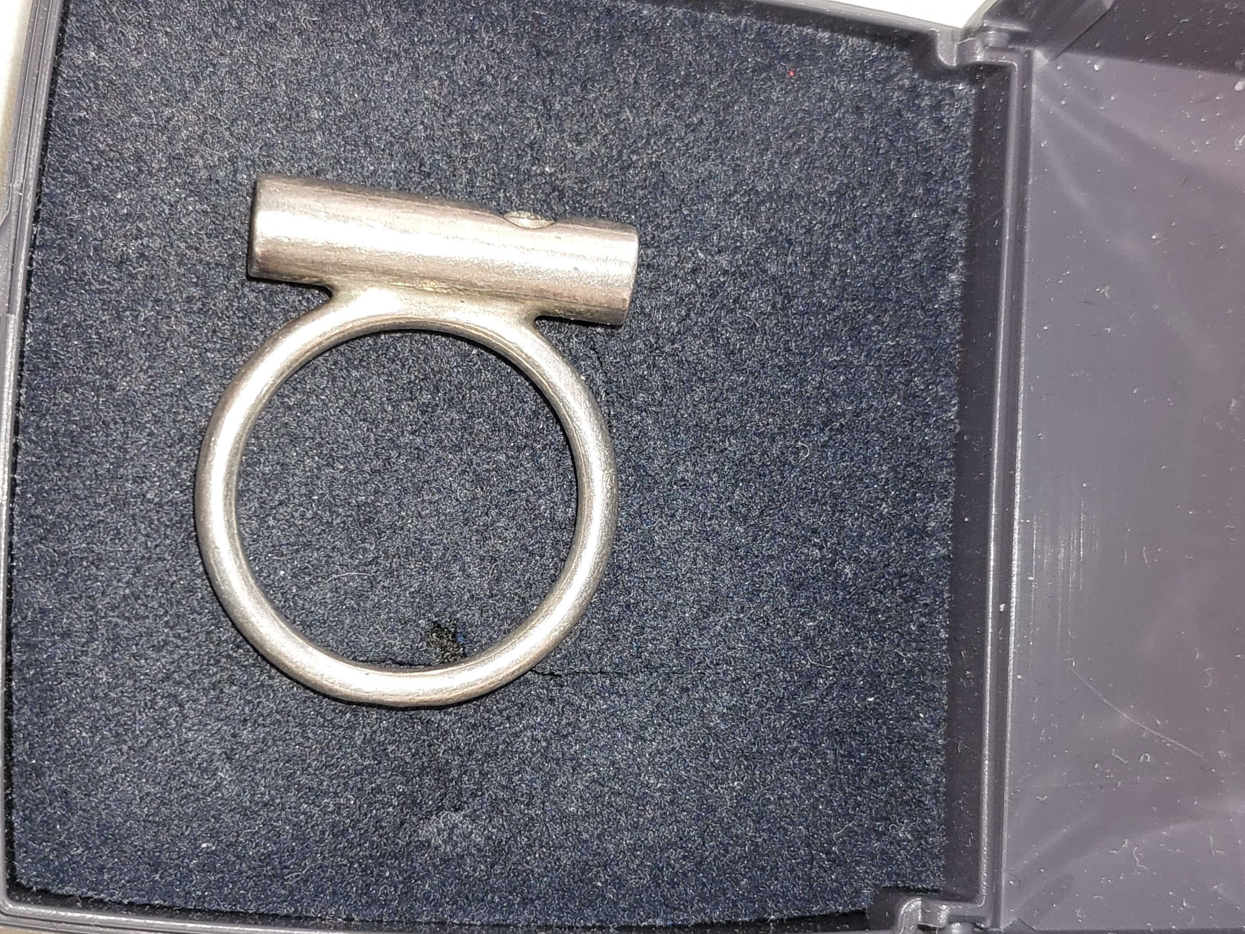 Bardzo fajny pierścionek srebro 925 kryształek