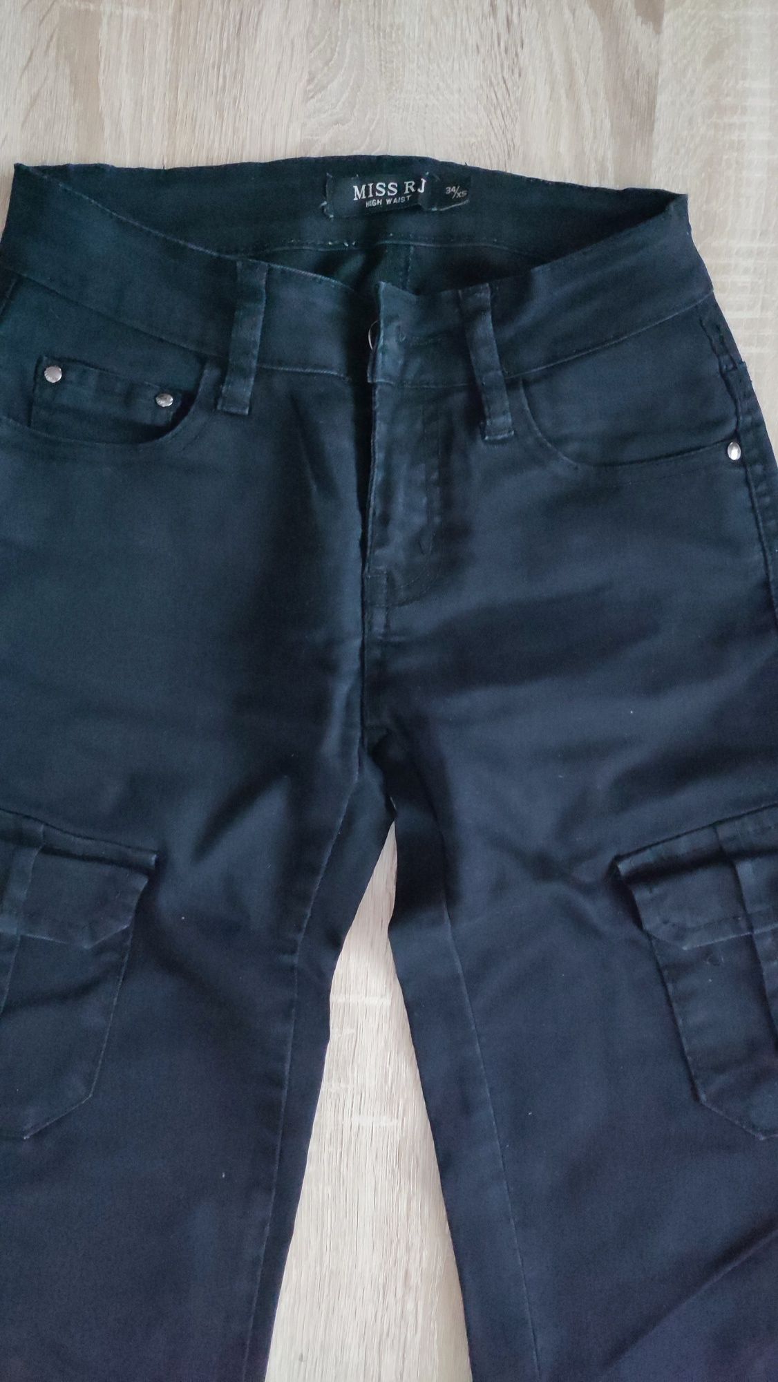 Czarne spodnie jeansowe z kieszeniami XS