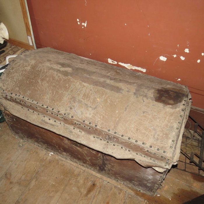 Arca de arrumaçao muito antiga em pele verdadeira em bom estado