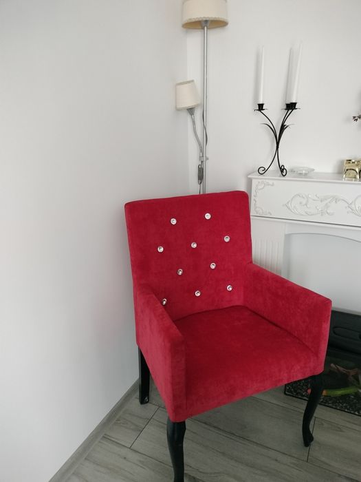 Dwa fotele czerwone i uszak turkusowy