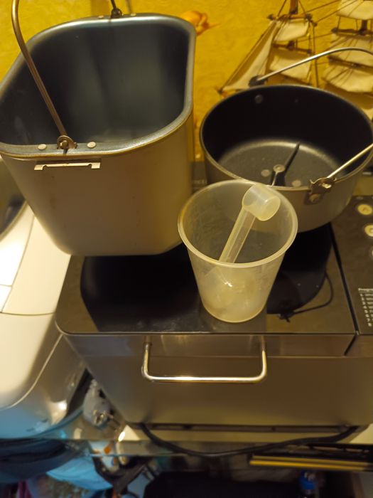 Хлібопічка Electrolux EBM 8000.