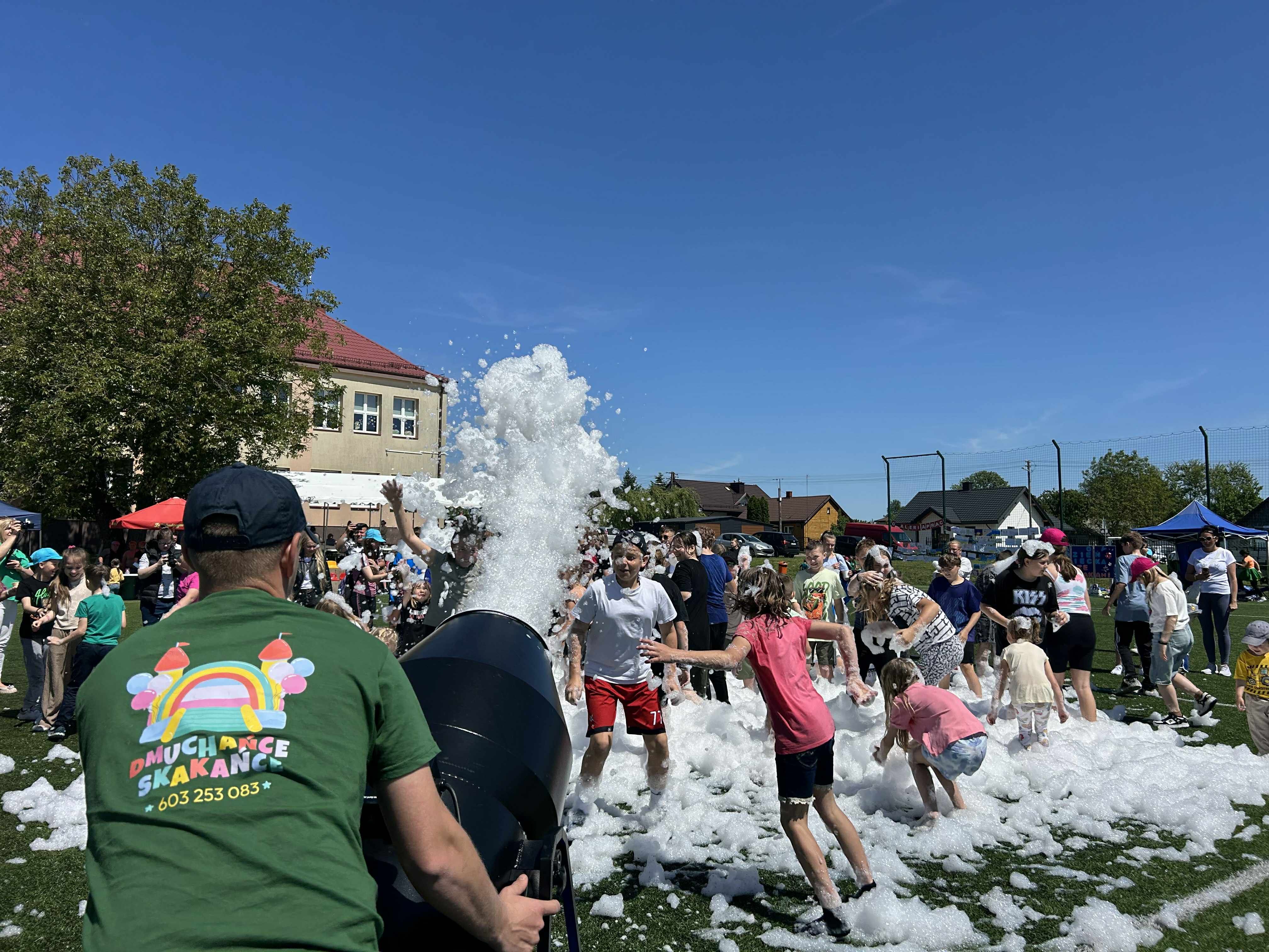 Dmuchane - wynajem  zjeżdżalnie piana party kula zorbs jacuzzi
