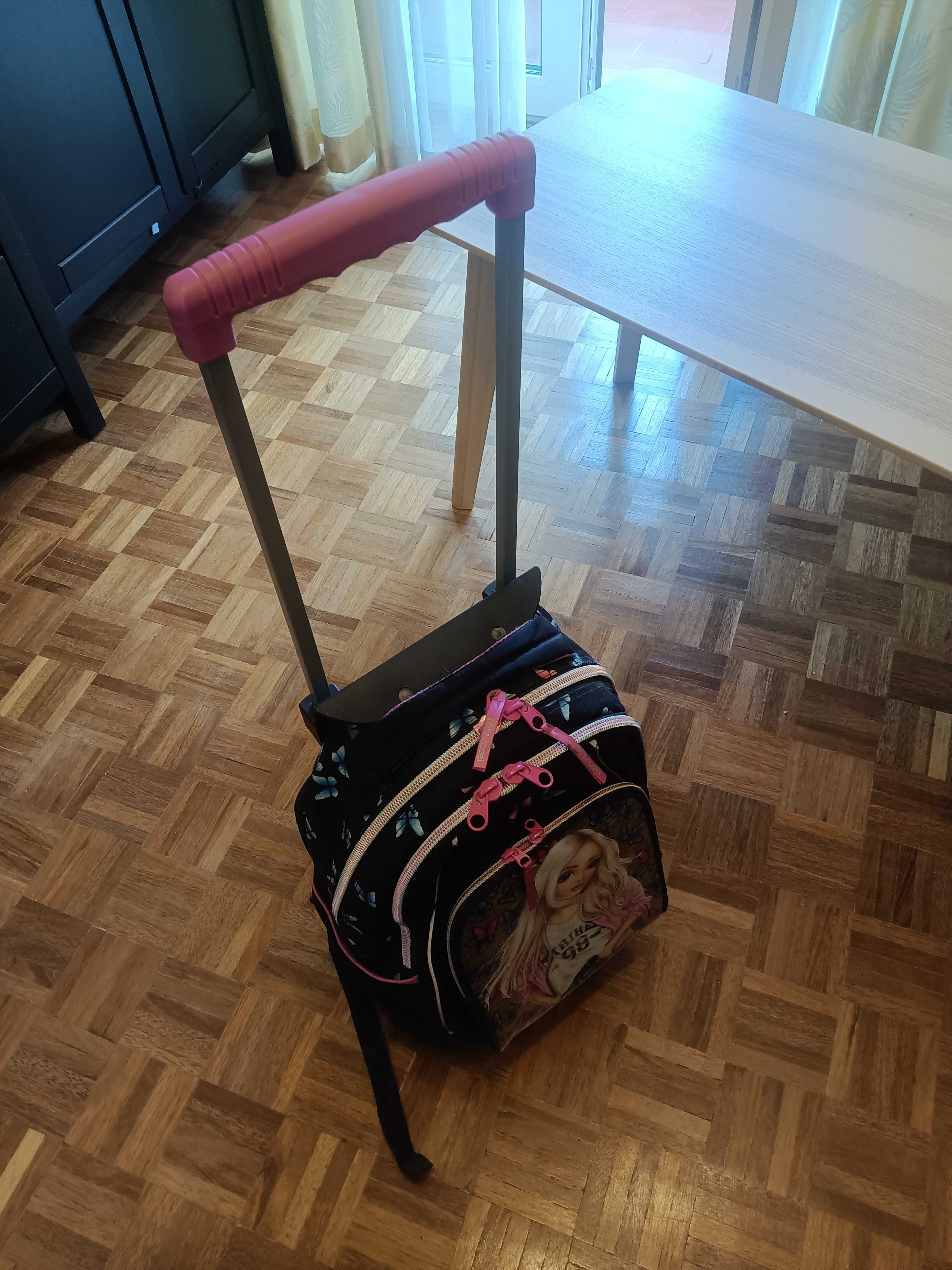 Mochila de criança para escola com rodinhas.