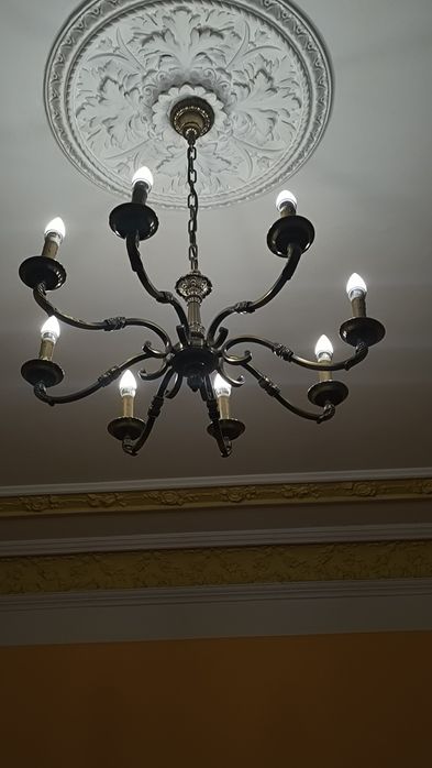 Żyrandol 8-ramienny, solidny, Ø ok. 100 cm, wys. ok. 150 cm – w pełni