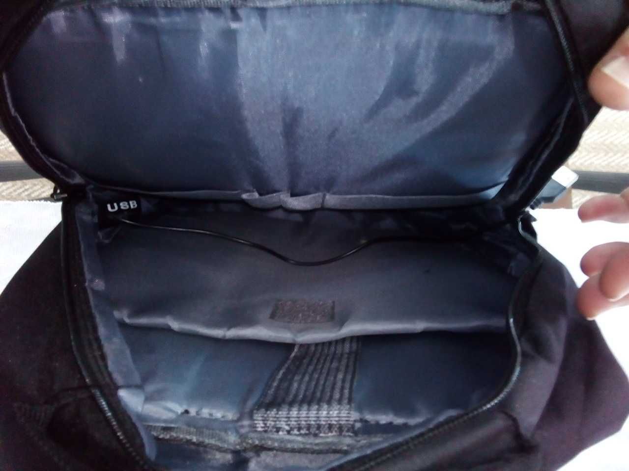 Mochila de viagem com saída para ligação USB, como NOVA!