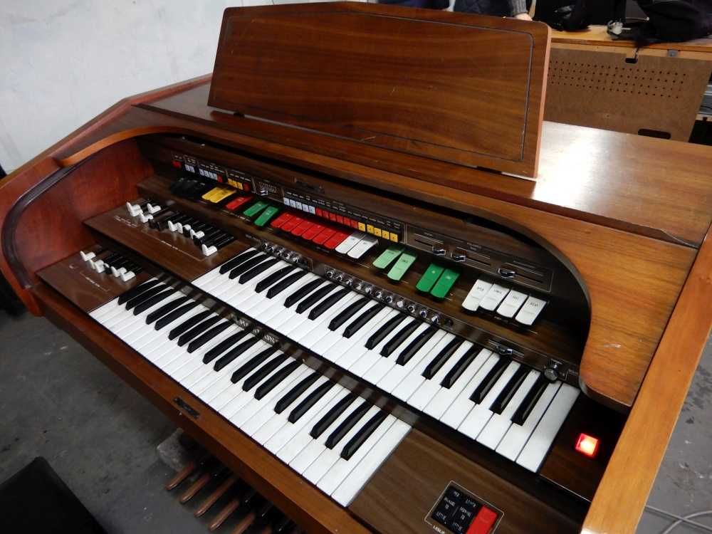 Hammond  organ z wbudowanym głośnikiem Leslie