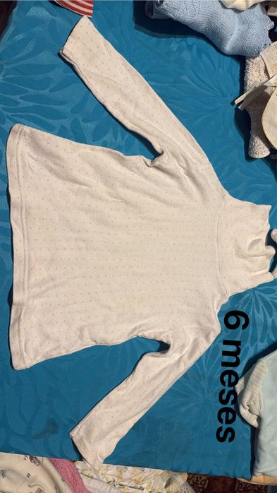 Várias camisolas de bebé