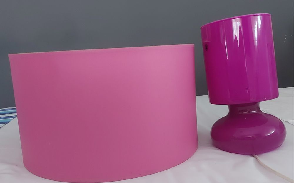 Candeeiros de teto e mesa de cabeceira