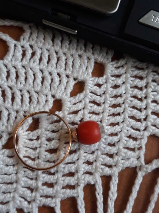 Stary złoty pierścionek z koralem .