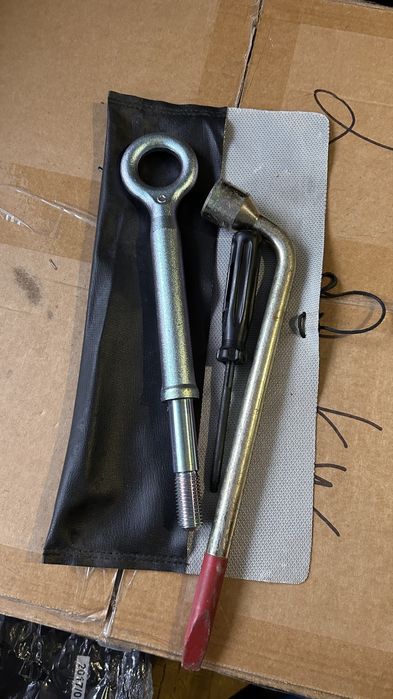 Крюк буксировочний Volvo XC 90