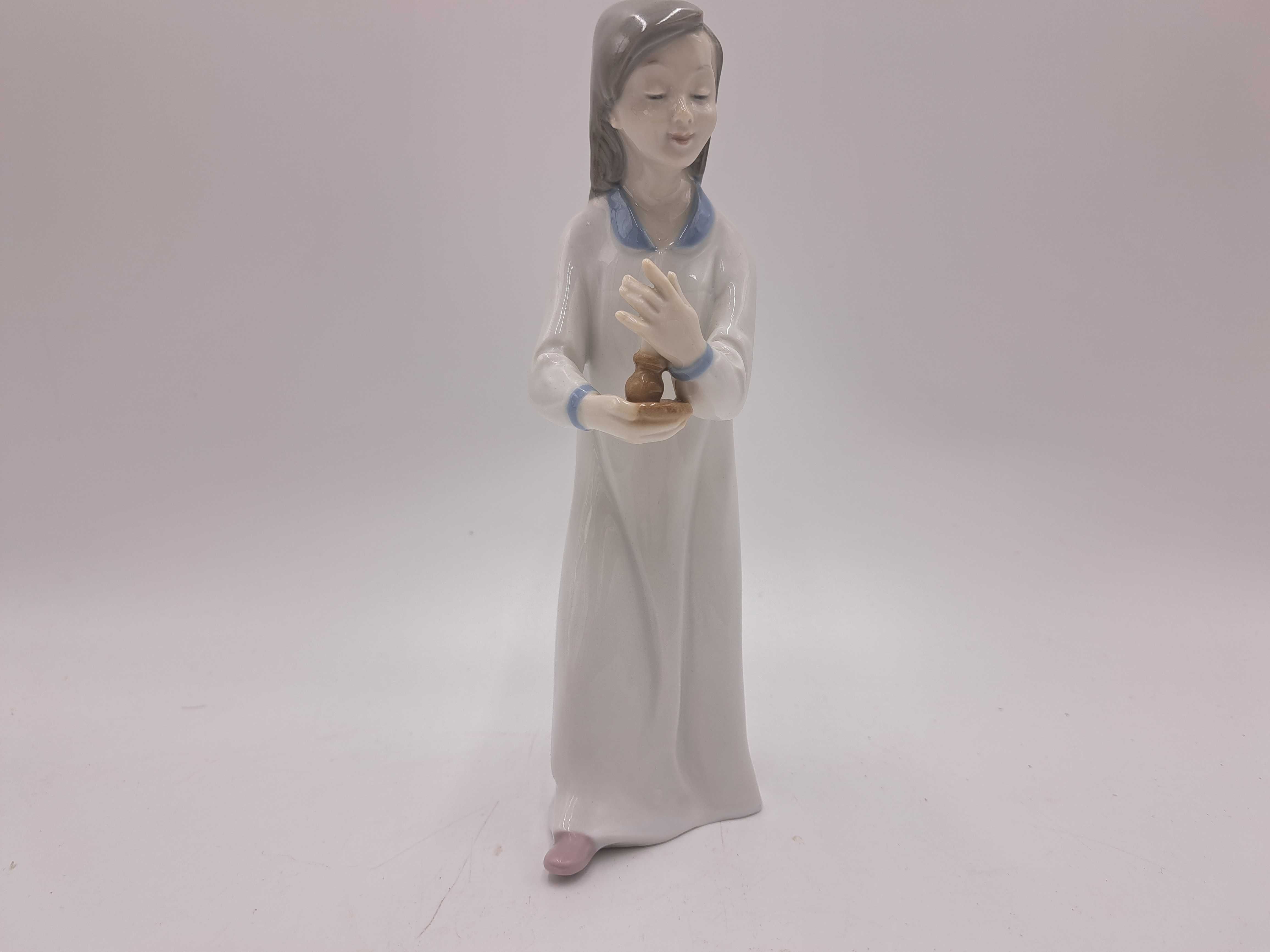 Figurka porcelanowa dziewczynka ze świeczką Capodimonte?