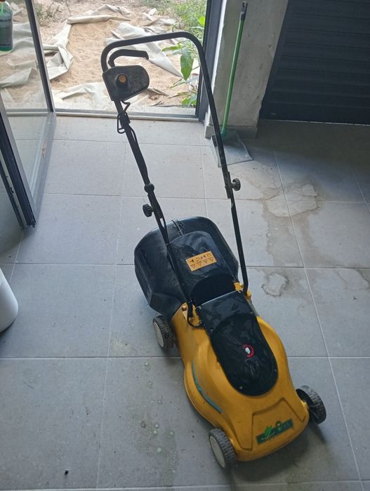 Máquina de cortar relva