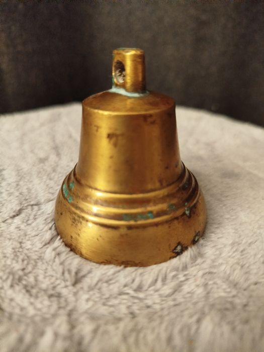 Stary mosiężny dzwonek do kolekcji