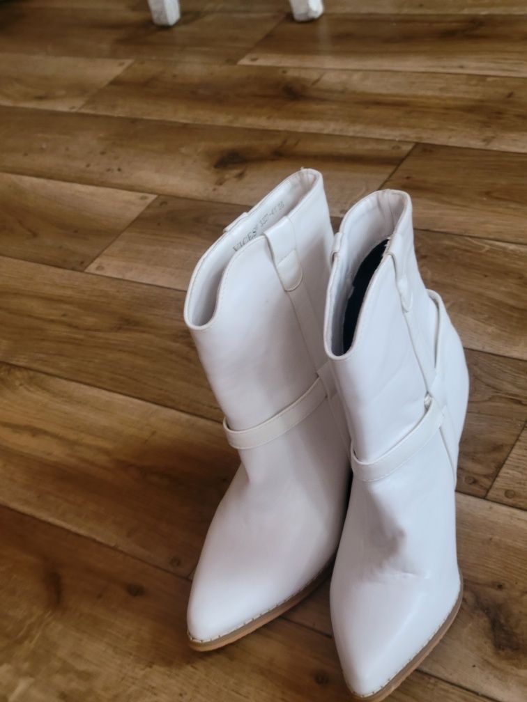 Buty białe kowbojki