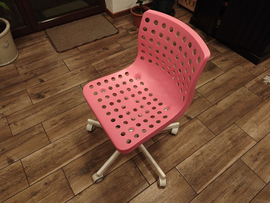 Krzesło obrotowe IKEA Skalberg Różowe na kółkach