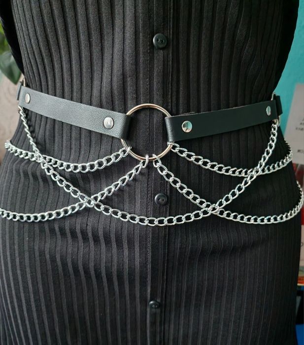 Seksowny skórzany pasek damski z łańcuszkami.