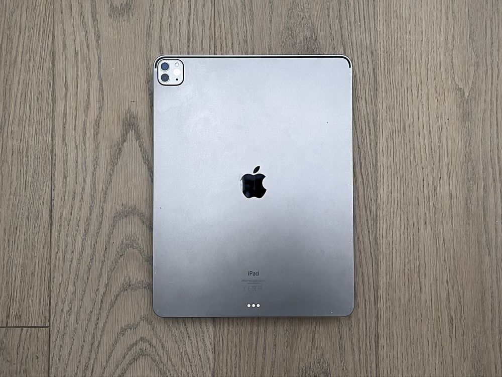 iPad Pro 4 generacji 12,9 cali z podświetlaną klawiaturą zestaw