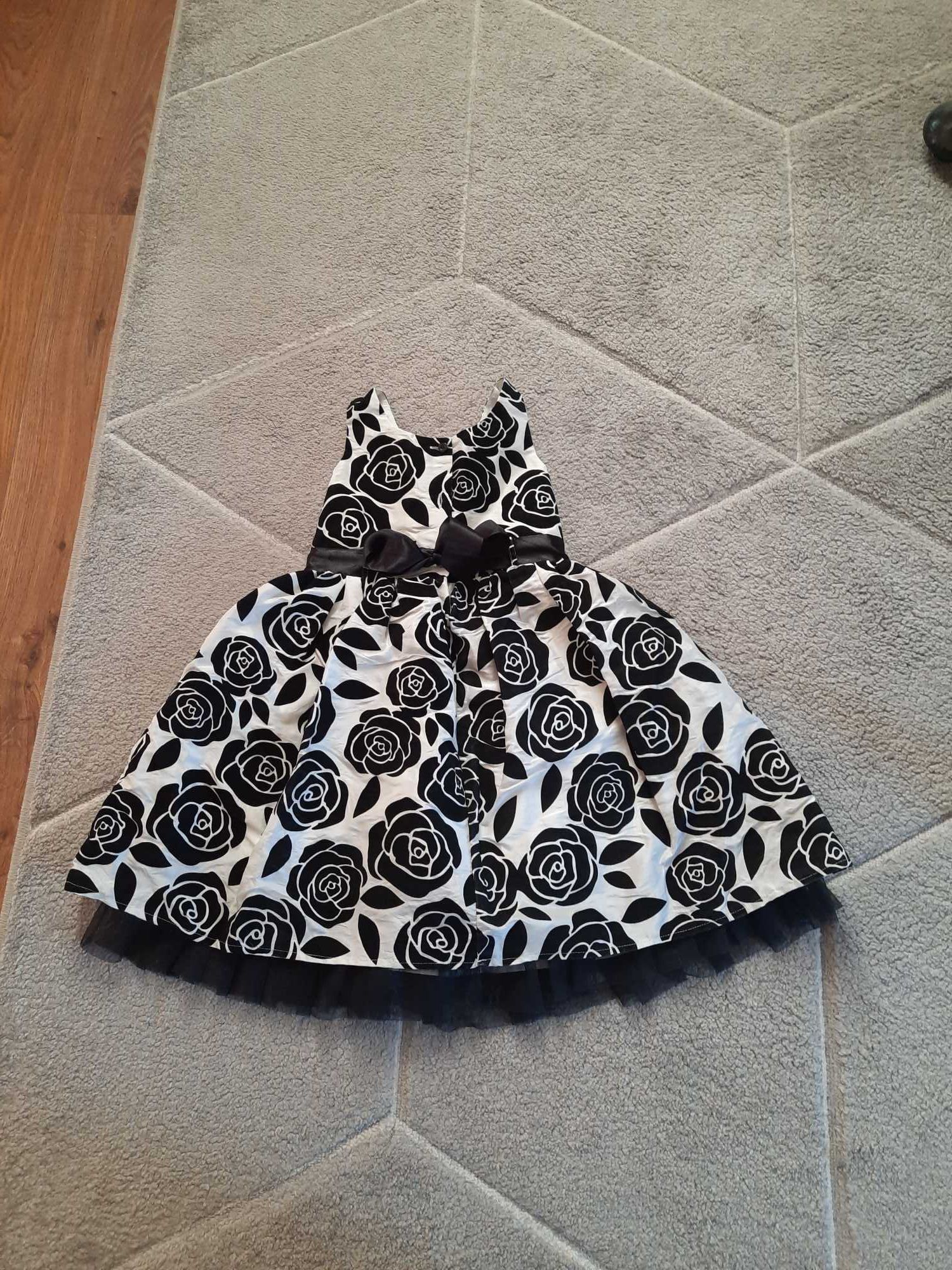 elegancka Sukienka czarno biała w róże Wesele r. 4-6 lat