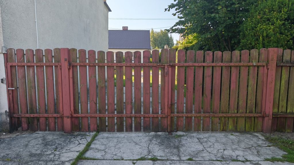 Brama z  uliczką