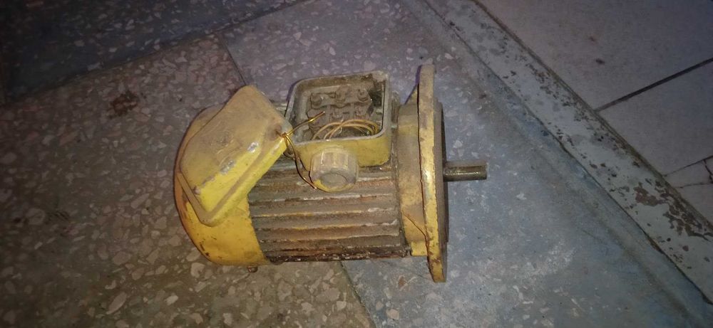 електромотор трьох фазний