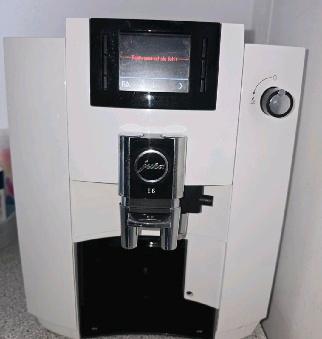 Ekspres ciśnieniowy Jura E6 w kolorze białym Piano White