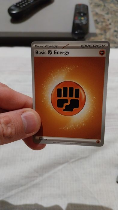 Karty pokemon różnie kolory