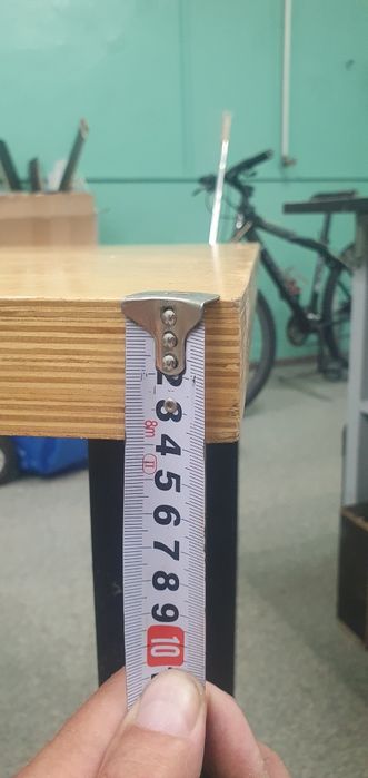 Міцний стіл/парта.