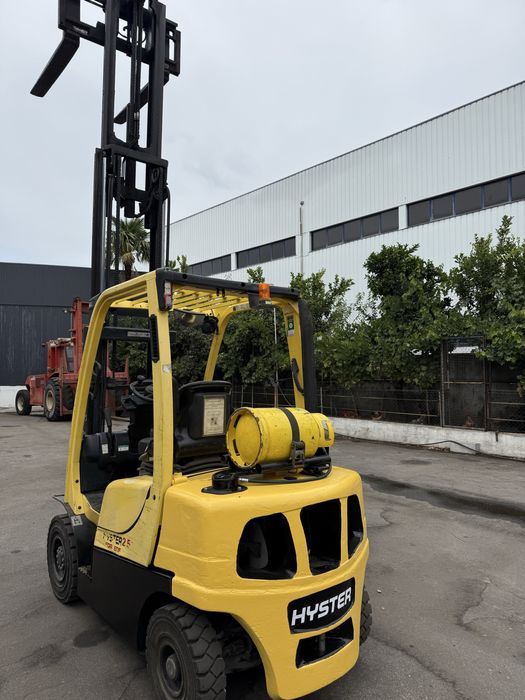 Empilhador Hyster de 2500 kgrs gas com tudo e recente como novo