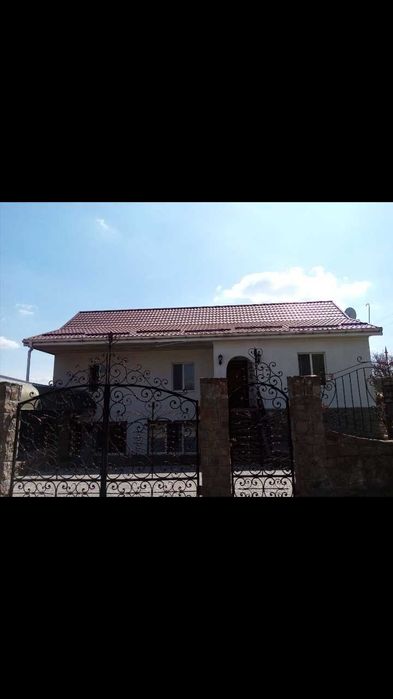 Двоповерховий будинок в с. Кінецьпіль.