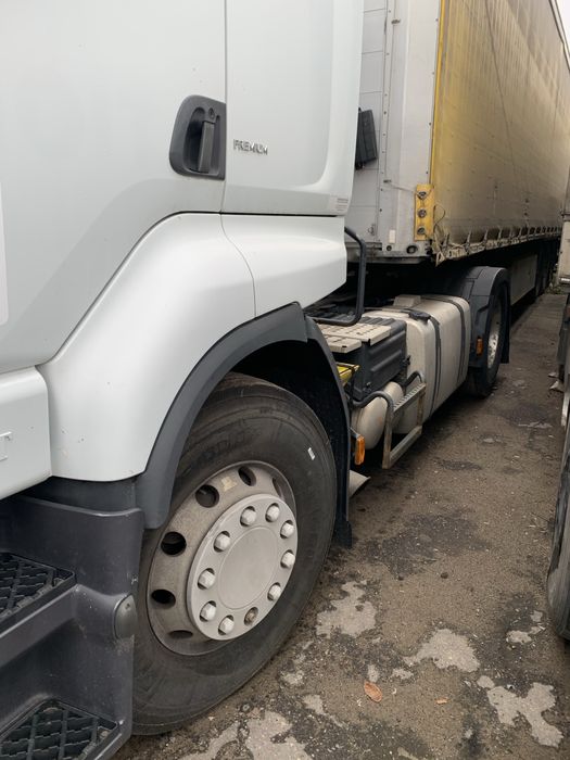 Тягач плюс напівпричеп