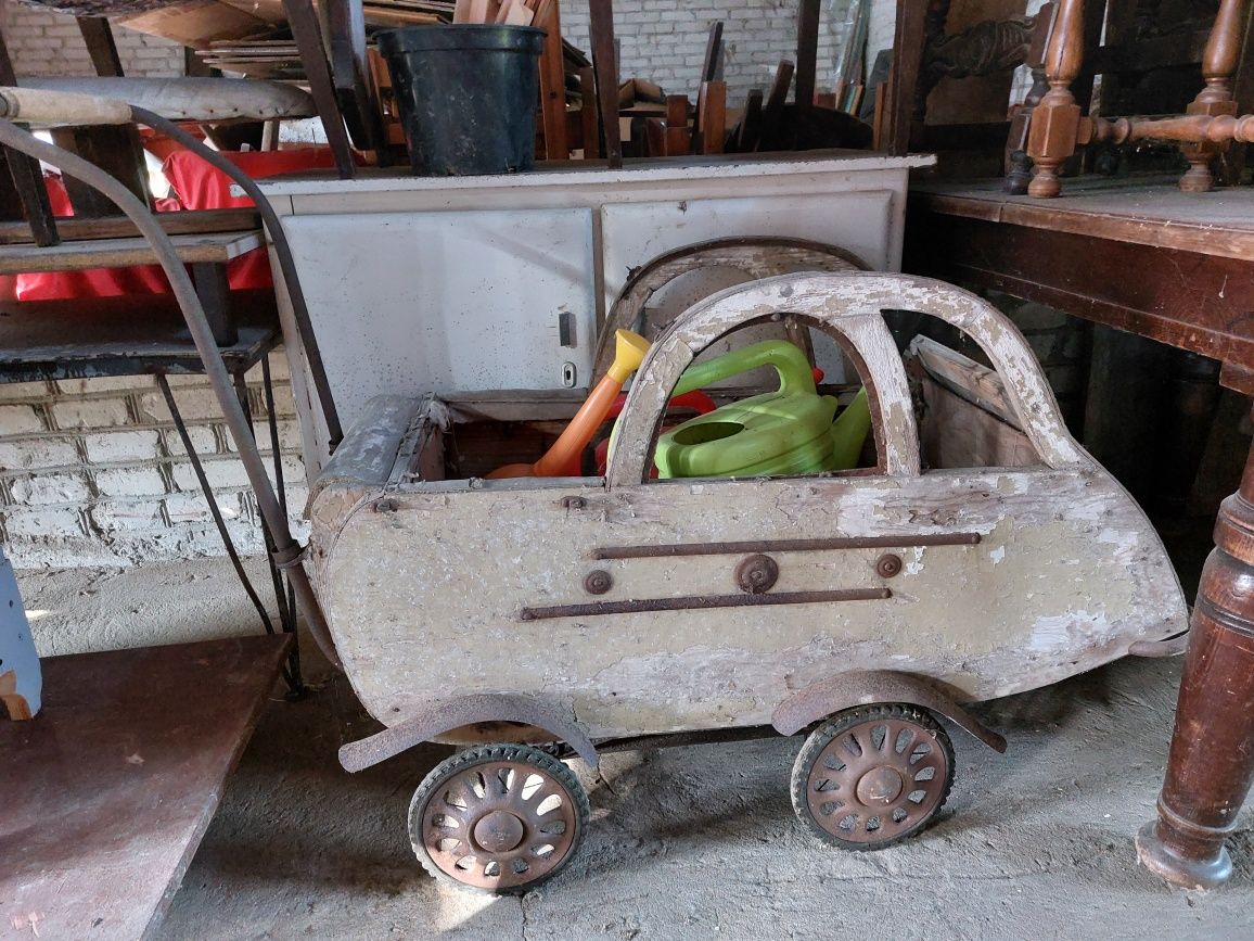 Stary drewniany wózek do renowacji