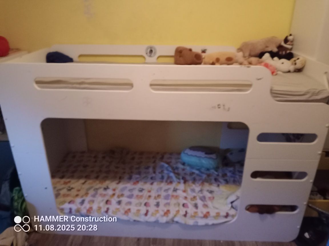 Sprzedam łóżko piętrowe z materacami.